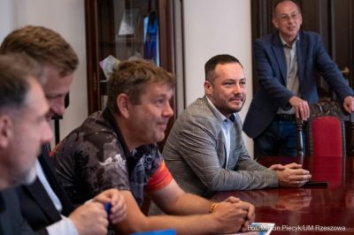 zdjęcie z konferencji prasowej dotyczącej Triathlonu w Stolicy Podkarpacia, fot. Grzegorz Bukała, Urząd Miasta Rzeszowa